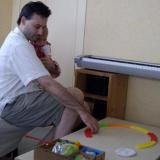 Papa, qui joue avec mes jouets...c'est pas tellement normal je crois...même s'il prétend que c'est pour me montrer...