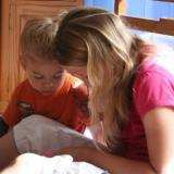 Nathan et Orane en train d'écouter de la musique. 